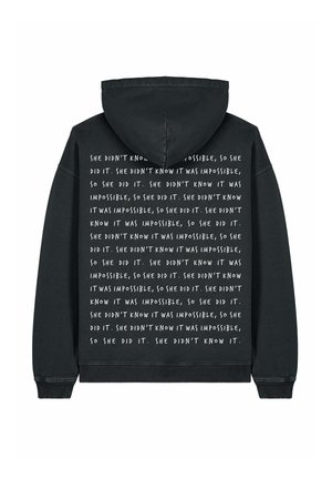 Sweatshirt à capuche noir avec du texte blanc répété au dos, fabriqué en tissu doux avec des bords côtelés aux poignets et à l'ourlet.