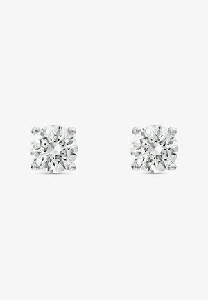 Paar runder Diamant-Solitärohrringe in viergriffigen Weißmetallfassungen vor weißem Hintergrund.