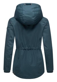 Donkergroene teal jas met een capuchon met trekkoord, een getailleerde taille en elastische manchetten. Heeft een gladde, lichtgewicht stof en een eenvoudig ontwerp.