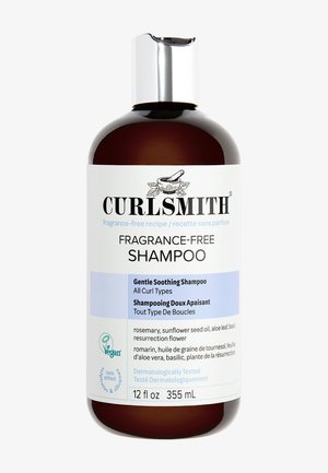 Braune Glasflasche mit einem silbernen Deckel, beschriftet mit "Curlsmith Duftfreies Shampoo." Text enthält Zutaten, Größe (12 fl oz) und ein veganes Symbol.