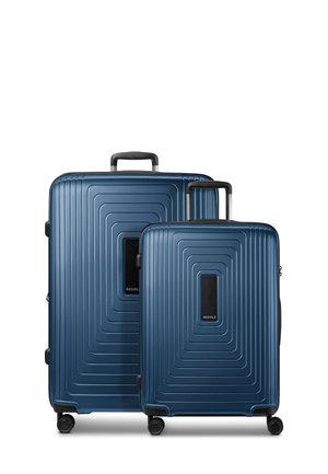Zwei blaue Hartschalenkoffer mit strukturierten konzentrischen Rechteckmustern, schwarzen Griffen und vier Rädern auf weißem Hintergrund.