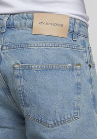 Unselected, light blue