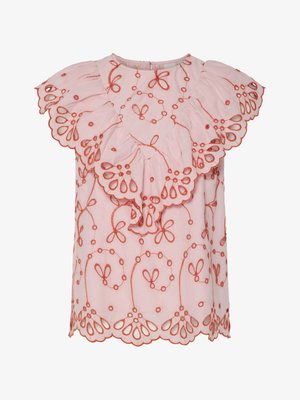 Rožinė bliusonė su raukiniais ant rankovių, puošta raudonomis gėlių siuvinėmis ir išpjovomis palei apatinį kraštą. Minkšta, lengva medžiaga.