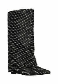 Botte noire haut genou avec un bout pointu et une surface texturée, ornée de clous en argent sur l'ensemble du design.