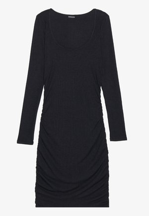 Zwarte geribbelde lange mouw jurk met een ronde halslijn enGathered zijdetails, gemaakt van zachte, gestructureerde stof.
