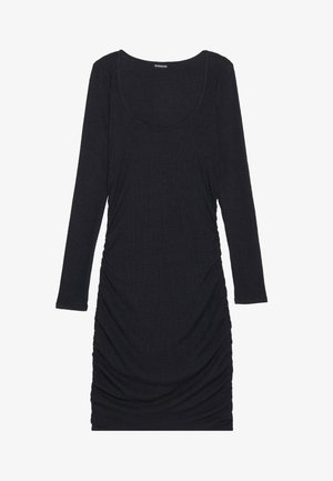 Zwarte geribbelde lange mouw jurk met een ronde halslijn enGathered zijdetails, gemaakt van zachte, gestructureerde stof.