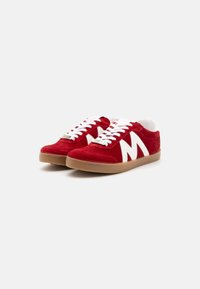 Røde semskede sneakers med hvide akcenter, der har en rund tå, snørebånd i front og en holdbar gummisål. Minimal brandingdetalje.