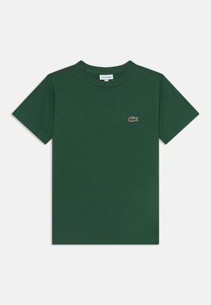 Ciemnozielona koszulka z krótkim rękawem, okrągłym dekoltem i małym haftowanym logo krokodyla Lacoste na lewej piersi.