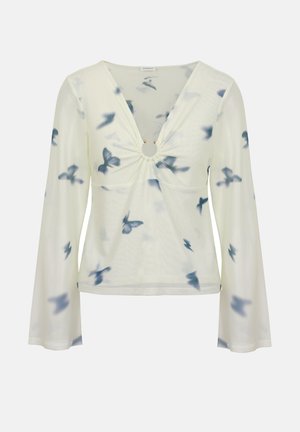Λευκό μπλουζάκι με μακριά μανίκια, μπλε σχέδια με πεταλούδες, βαθύ V ντεκολτέ και κεντρικό δαχτυλίδι που συγκεντρώνει το ύφασμα στο στήθος.