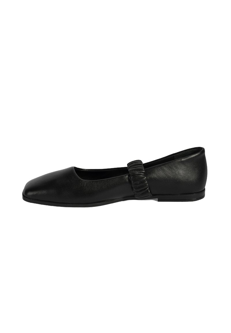 Schwarze flache Schuhe aus glattem Leder, mit einer quadratischen Zehenpartie, einem strukturierten Riemen über dem Fußbogen und einer niedrigen, flexiblen Sohle.