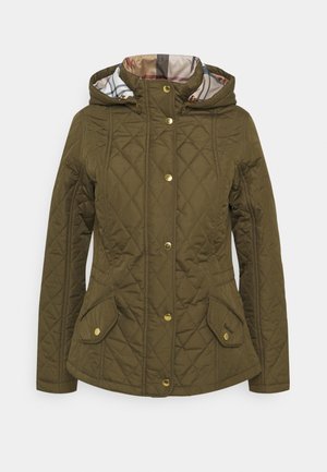 Veste matelassée vert olive avec capuche, boutons-pression dorés, deux poches avant à rabat et doublure à carreaux à l’intérieur de la capuche.