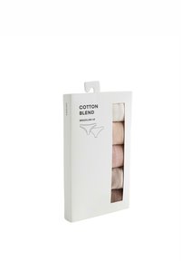 Pamutkeverék brazil fehérnemű készlet fehér dobozban, öt pár világos rózsaszín, bézs és barna árnyalatokban. A doboz vállfát is tartalmaz.