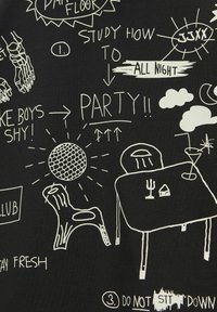 Svart tyg med vita grafiska illustrationer, inklusive stolar, ett bord, en discokula och olika textelement relaterade till festande.