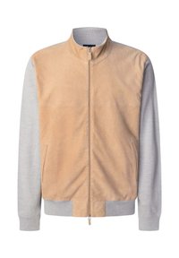 Helle Wildlederjacke mit grauen Strickärmeln und gerippten Bündchen. Verfügt über einen Stehkragen und einen zentralen Reißverschluss sowie seitliche Taschen.