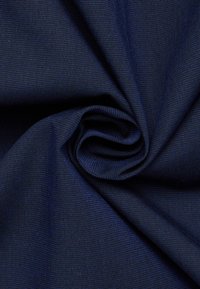 Marineblaue Stoff mit einer dichten Webstruktur, spiralförmig angeordnet, mit einer glatten Oberfläche und subtiler Glanz.