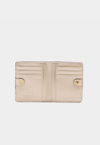 Portafoglio beige con una texture in pelle liscia, dispone di più scomparti per carte, una chiusura a pressione e un dettaglio logato in rilievo nella parte inferiore.