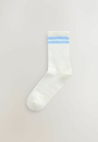 Șosetă albă din bumbac cu textură tricotată, având două dungi albastre deschise în jurul manșetei. Vârf rotunjit și călcâi întărit.