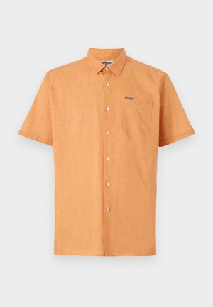 Lühikeste varrukatega oranž särk, mis on valmistatud tekstuurilisest kangast, millel on nööpidega krae ja rinnatasku brändi logoga.