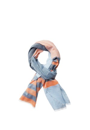 Leichter Schal mit blauen, orangefarbenen und grauen horizontalen und vertikalen Streifen, locker geknotet vor weißem Hintergrund.