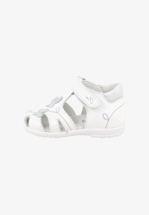 Sandalo bianco per bambino piccolo con intagli floreali, cinturino in velcro e supporto imbottito per la caviglia, mostrato su sfondo bianco.