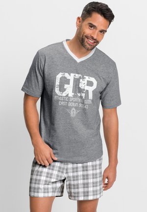 Graues V-Ausschnitt-T-Shirt mit weißem Drucktext, kombiniert mit karierten grauen und weißen Shorts. Baumwollmischgewebe mit lässiger Passform.