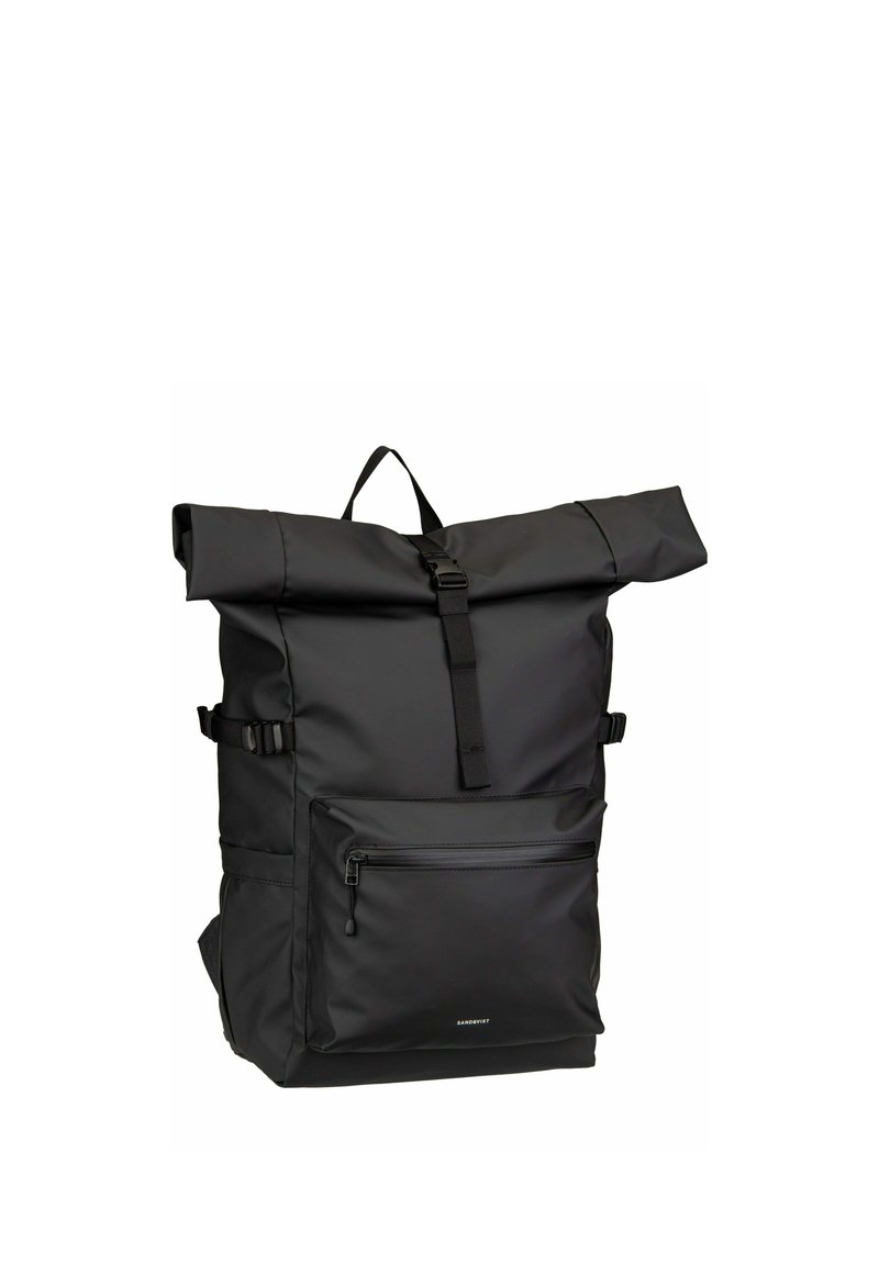 Mochila negra de doble acceso fabricada en material duradero, con correas ajustables, bolsillo frontal con cremallera y un diseño minimalista.