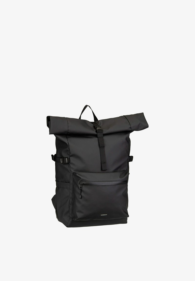 Musta rullattava reppu, joka on valmistettu kestävästä materiaalista. Siinä on säädettävät hihnat, etutasku vetoketjulla ja minimalistinen muotoilu.