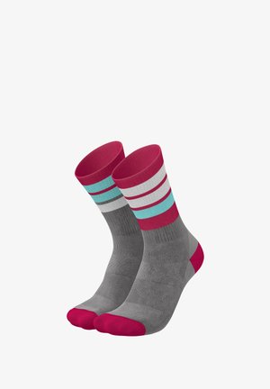 Graue Crew-Socken mit pinkem Zehen- und Bündchenbereich, die fünf horizontale Streifen in Rot, Weiß und Türkis aufweisen. Texturiertes und passgenaues Design.