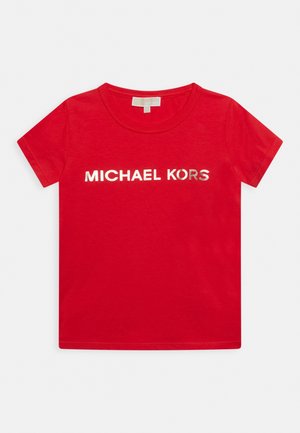 Rød bomulds T-shirt med rund hals og korte ærmer. Sølvfarvet "MICHAEL KORS" logo fremtrædende placeret på forsiden.