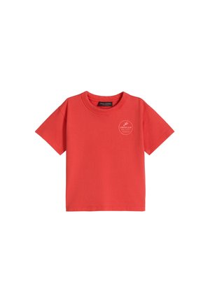 T-shirt rouge à manches courtes pour tout-petit avec col rond et petit logo blanc "Lobster Club" sur la poitrine gauche.