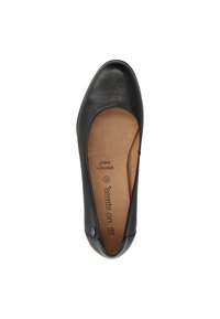 Scarpa piatta nera in pelle con punta arrotondata, fodera interna color tan e un piccolo accento argentato vicino al tallone. Texture morbida e design semplice.