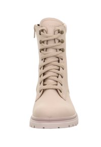 Stivaletto beige con lacci, rifinito in pelle liscia, punta rotonda, occhielli in metallo, lacci testurizzati e suola in gomma. Presenta una cerniera laterale.