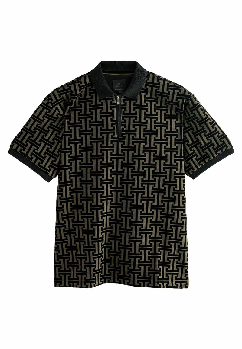 Polo tričko s krátkým rukávem má černý a zlatý geometrický vzor, zipové zapínání a černý žebrovaný límec s texturovanou látkou.