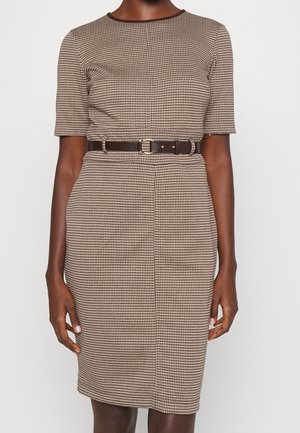Dopasowana sukienka do kolan z krótkimi rękawami i drobnym wzorem w kratę w kolorach beżowym i brązowym, podkreślona w talii ciemnobrązowym paskiem.