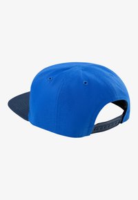 Blaues Cap mit einer einfarbigen, leuchtend blauen Krone und einem marineblauen Schirm. Hat ein strukturiertes Gewebe und einen Snapback-Verschluss an der Rückseite.
