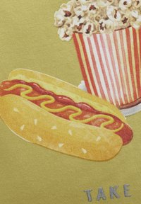 Grafikdesign, das einen Hotdog mit gelber Senfsauce neben einem gestreiften Popcorn-Eimer vor einem gelben Hintergrund zeigt. Der Text lautet "NIMM."