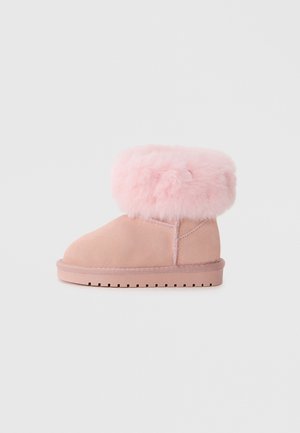 Rosa nubuck ankelstøvel med en fluffy rosa faux fur mansjett, rund tå og teksturert gummisåle med små spor.