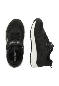 Schwarze Sportschuhe mit einem Mesh-Obermaterial, Gummisohle und verstellbarem Riemen. Mit weißen Akzenten und einem strukturierten Design. Größe 28.