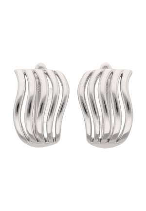Zilverkleurige metalen oorbellen met een golvend, open balkontwerp met elk vijf gebogen verticale stroken, die licht weerkaatsen op een witte achtergrond.