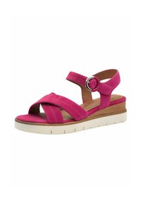Sandalo in suede fucsia con design incrociato, cinturino alla caviglia regolabile, hardware in argento e suola a zeppa texturizzata con base crema.