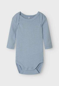 Langärmliger Baby-Body aus hellblauem Baumwollstoff. Mit rundem Ausschnitt, Druckknöpfen im Schritt und weicher, glatter Textur.