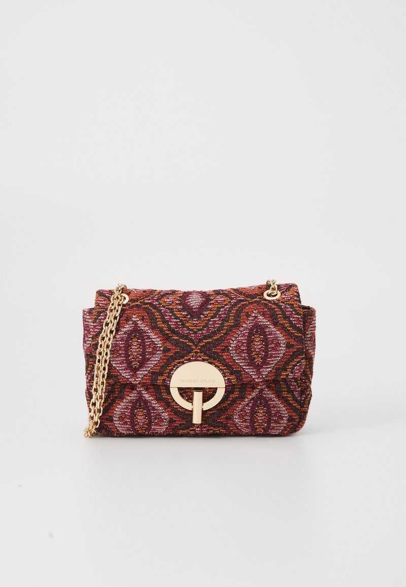 Woven Handtasche in Rot und Schwarz mit geometrischen Mustern, ausgestattet mit einem goldenen Kettenriemen und einem runden goldenen Verschluss mit Logo-Detail.