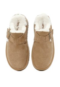 Bruine suede huis slippers met een zachte, witte bontvoering. Voorzien van een band met een metalen gesp en een getextureerde rubberen zool.