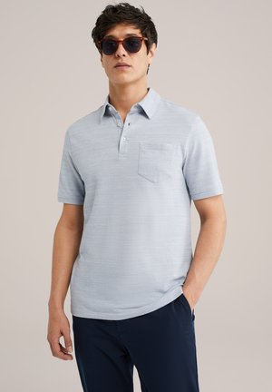 Polo shirt azzurro chiaro a maniche corte con colletto, pattina a tre bottoni e taschino sul petto; realizzato in un morbido tessuto texturizzato.