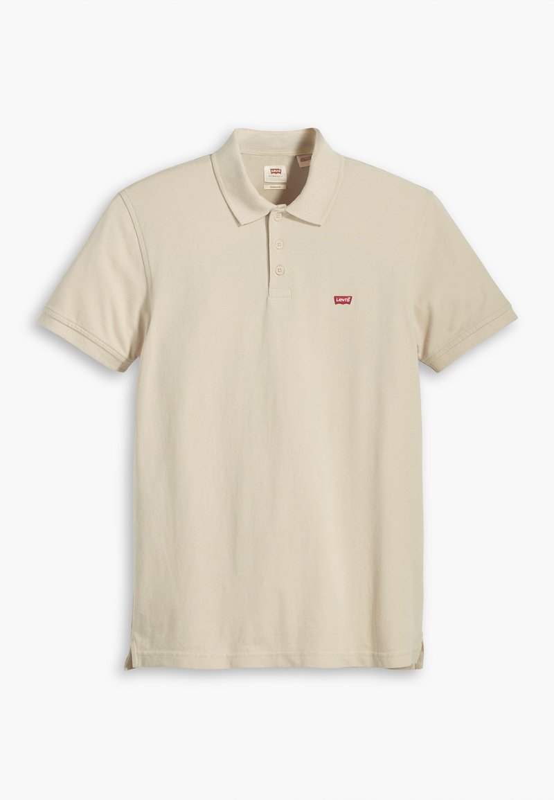 Camiseta polo beige de algodón con cuello, tapeta de tres botones y pequeño logo rojo de Levi's en el lado izquierdo del pecho.