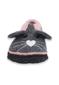 Zapatilla de felpa gris con acentos rosas, que presenta un diseño de conejo, orejas grandes, corazón bordado y suela texturizada negra.