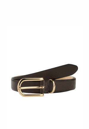 Ceinture en cuir marron foncé texturée avec une boucle en métal doré brillant et une boucle de maintien, enroulée sur un fond blanc.