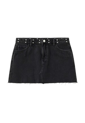 Jeune femme portant un top smocké crème à col halter, une mini-jupe en jean noire, des sandales marron cloutées et un sac à épaule noir.