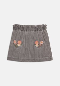 Grå denimskjørt med elastisk midje, med hjerteformede lommer prydet med blomsterbroderi i rosa, hvite og grønne detaljer.