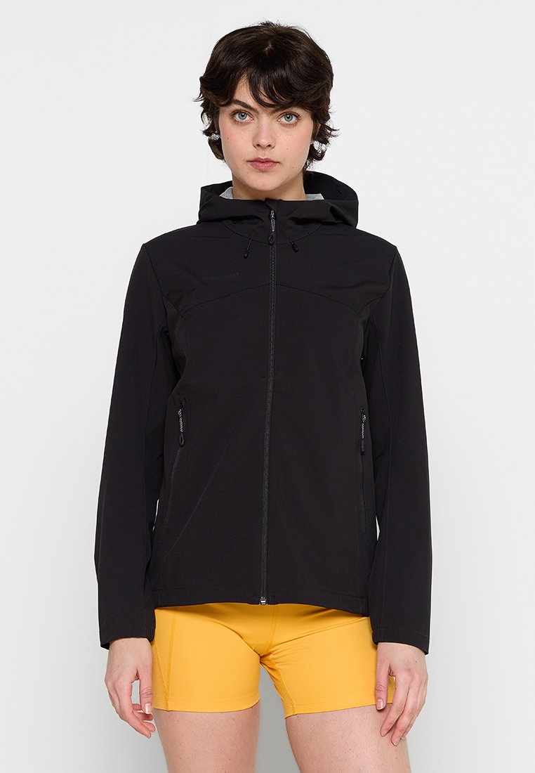 Schwarze Jacke mit Reißverschluss und Kapuze, ausgestattet mit zwei Seitentaschen und einer glatten Textur. Das Design beinhaltet subtile Nähdetails.